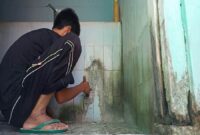 Beberapa Cara Membersihkan Kerak Dinding Kamar Mandi Yang Cocok Untuk Anda