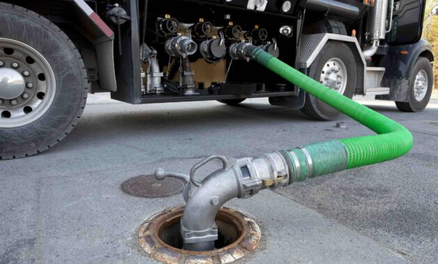 Bisnis jasa sedot WC adalah jenis usaha yang menyediakan layanan untuk membersihkan dan mengosongkan tangki septik (septic tank) atau saluran pembuangan.